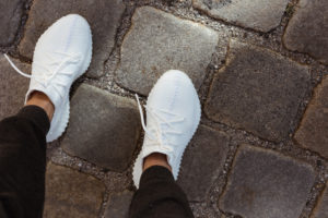 YEEZY Boost 350 V2 Triple White outfit: city-suitable sweats | Bikinis & Passports